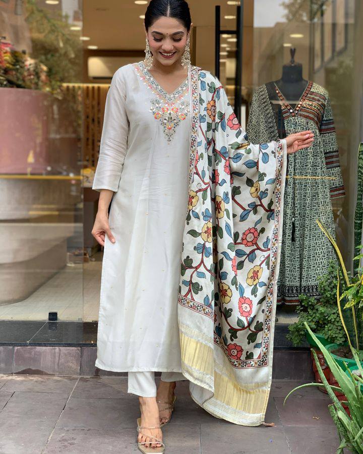 WOMEN ANGRAKHA KURTA SET