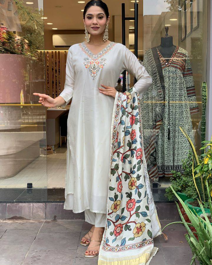 WOMEN ANGRAKHA KURTA SET